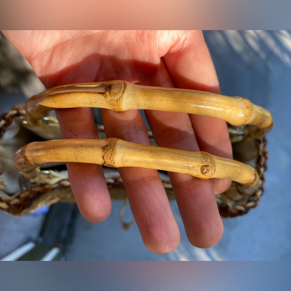 Woven straw small handbag with bamboo handles - Picture 4 of 9